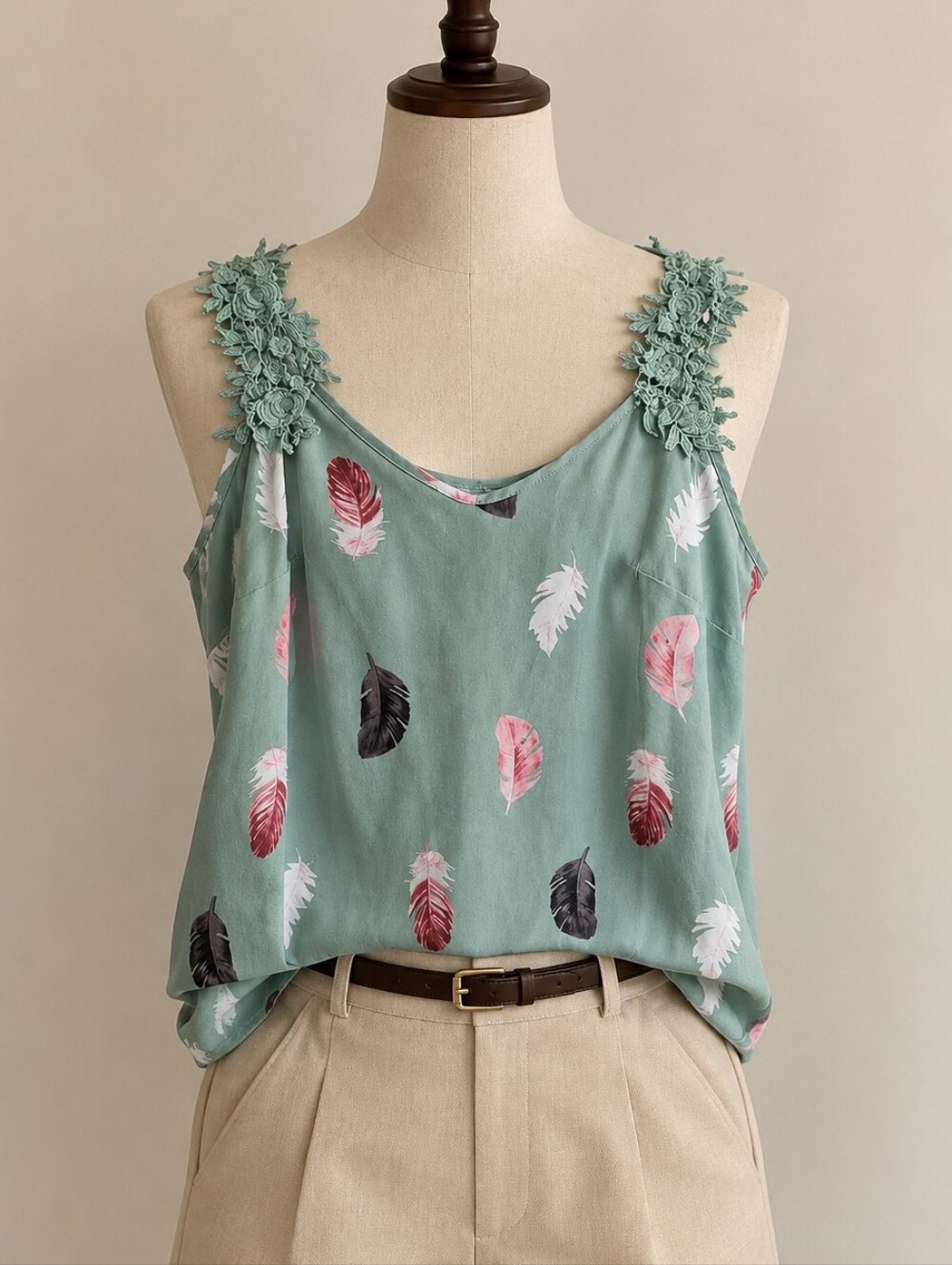 SHEIN Curve Feather Print Tank Top – Size 1XL